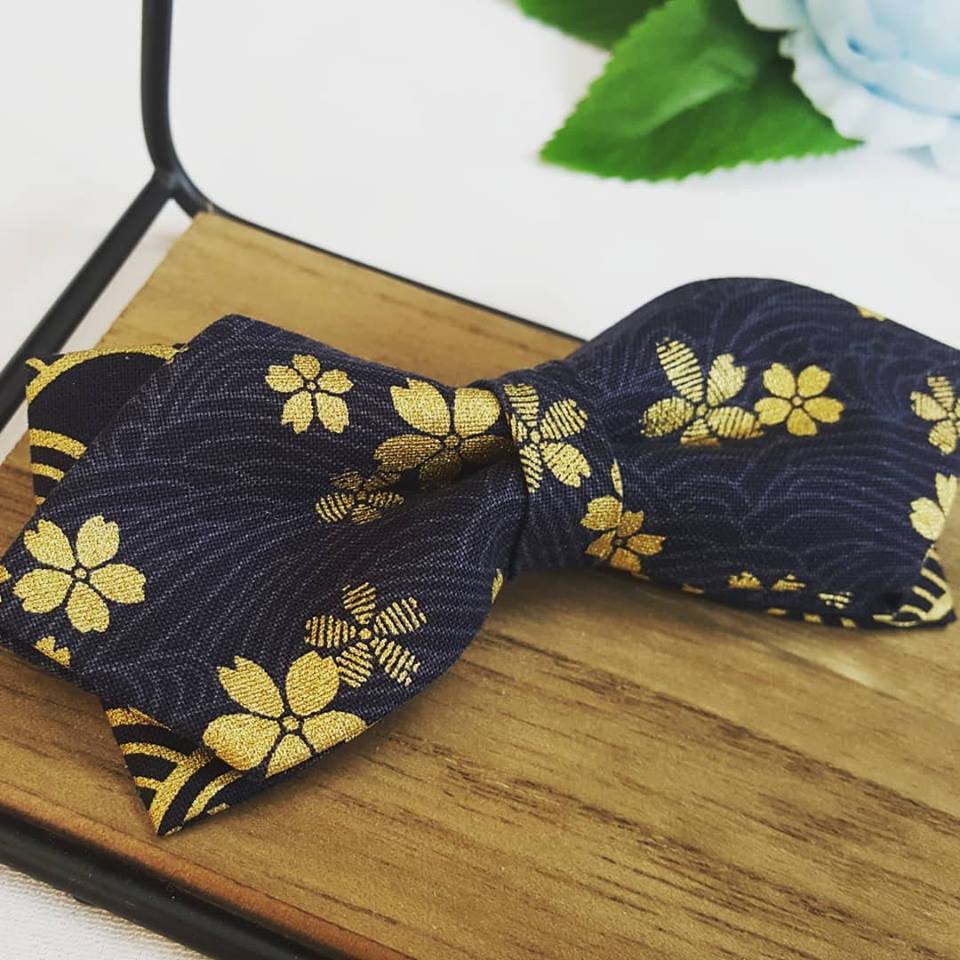Nœud papillon bleu marine à motifs fleurs dorées