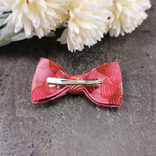 Barrette cheveux en forme de nœud rouge motif seigaiha