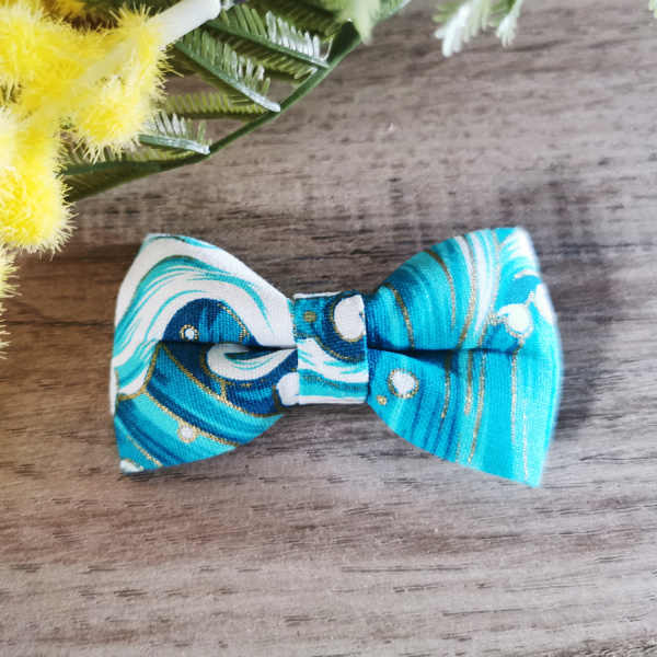 Barrette cheveux en forme de noeud bleu clair motifs vagues