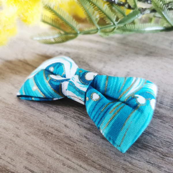 Barrette cheveux en forme de noeud bleu clair motifs vagues