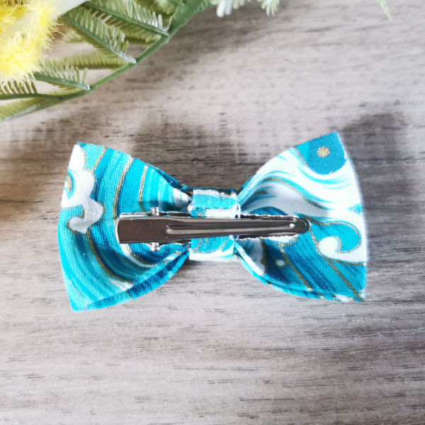 Barrette cheveux en forme de noeud bleu clair motifs vagues