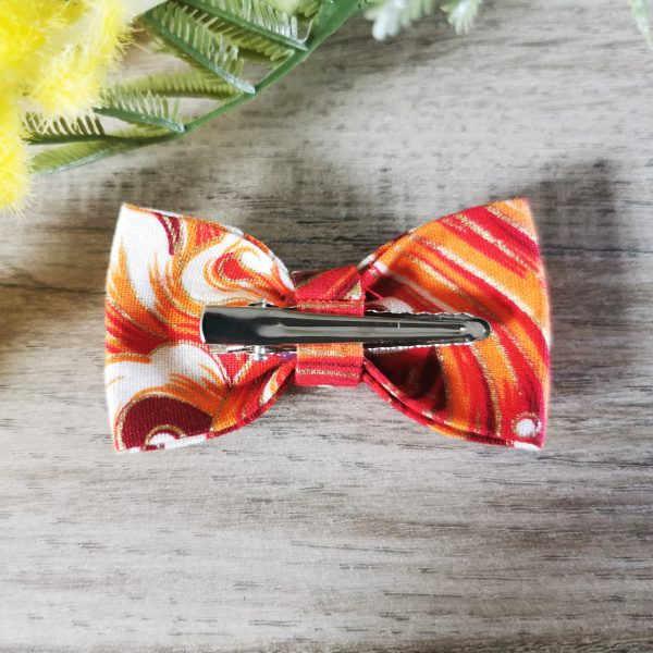 Barrette cheveux en forme de noeud rouge motifs vagues