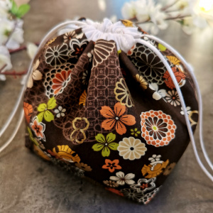 Misaki marron oiseaux et fleurs